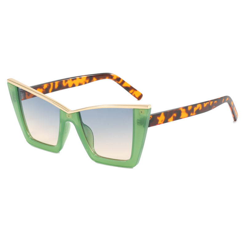 Dame firkantet solbrille med gullige detaljer Skanto
