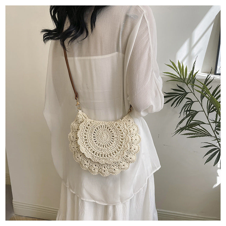 Håndlaget crossbody-veske med blomsterdesign Skanto
