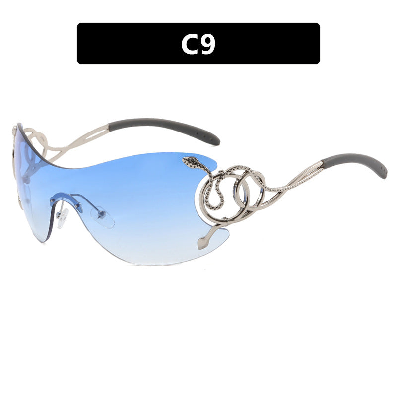 Dame futuristisk solbrille med lekent design Skanto