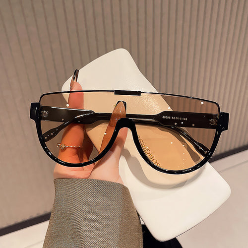 Dame Fashion-solbrille med futuristisk skjold-design Skanto