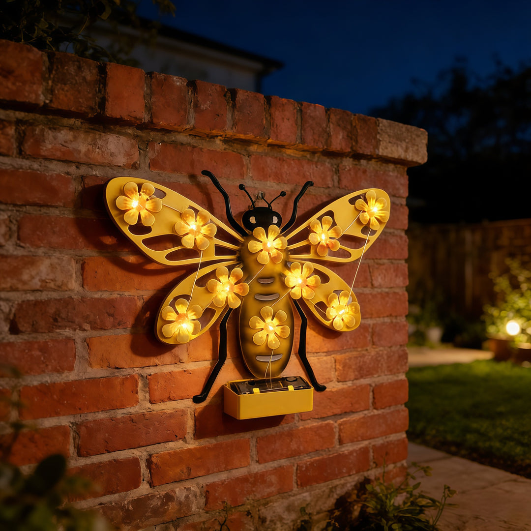 Dekorativ solenergi LED bie veggskulptur med blomsterlyskjede og metallmontering Skanto