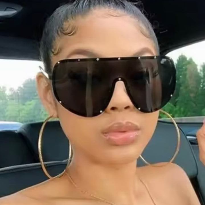 Women's futuristic sunglasses with large frame and innovative design Skanto