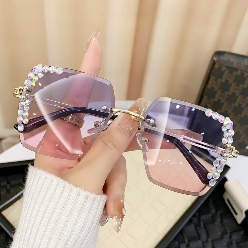Dame solbrille med ekstravagant strassramme Skanto
