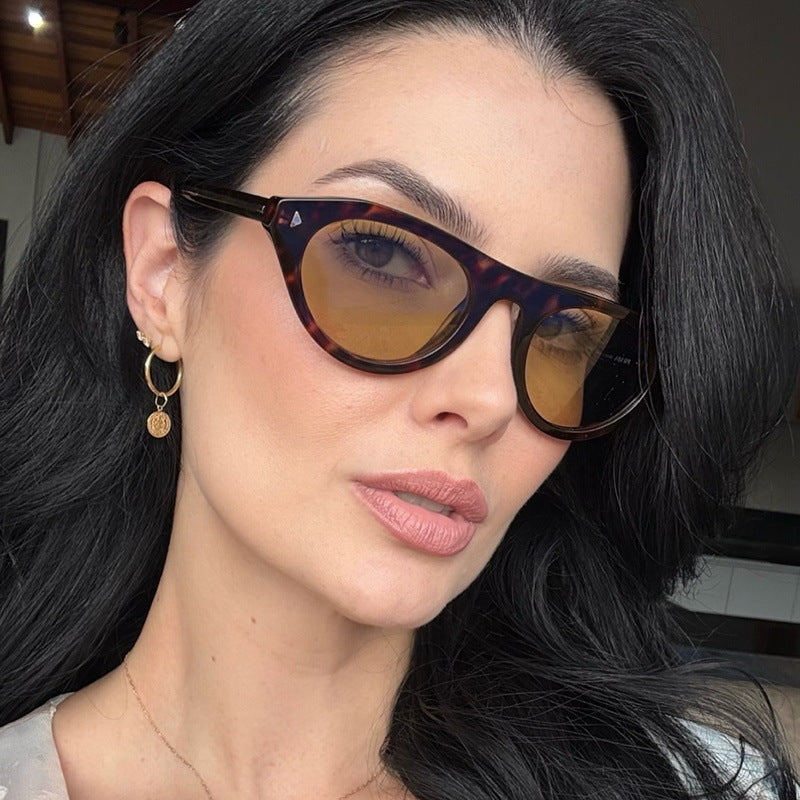 Women's fashionable sunglasses with curved frame and protective UV filter Skanto