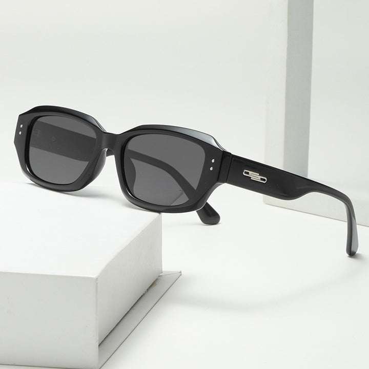 Dame trendy firkantet solbrille med innovativ gjennomsiktig ramme Skanto