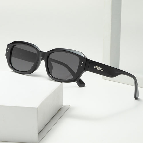 Dame trendy firkantet solbrille med innovativ gjennomsiktig ramme Skanto