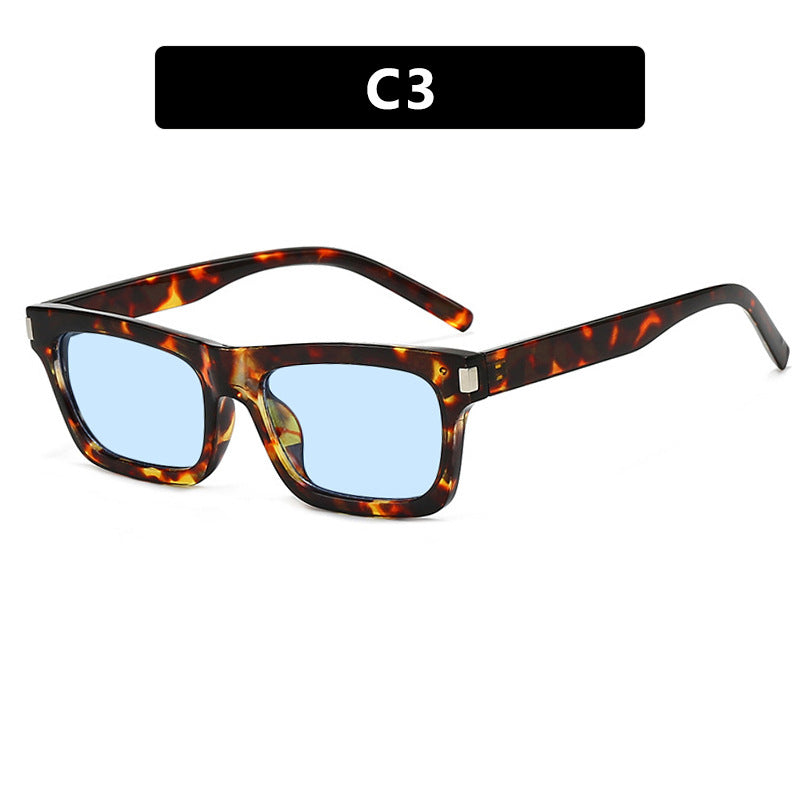 Dame kvadratisk solbrille med transparente linser og stillegant design Skanto