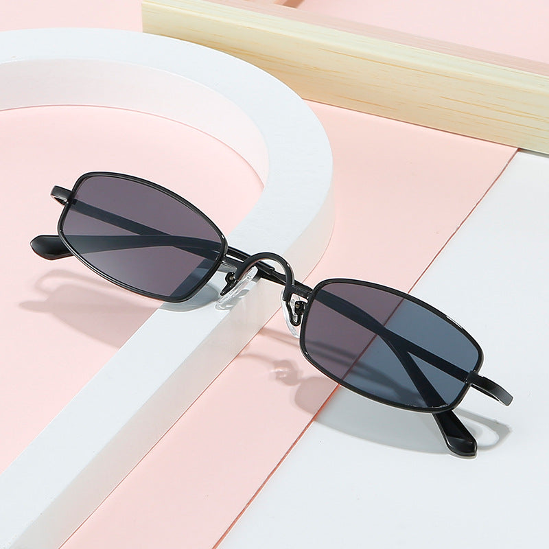 Dame fashion solbrille i futuristisk design Skanto