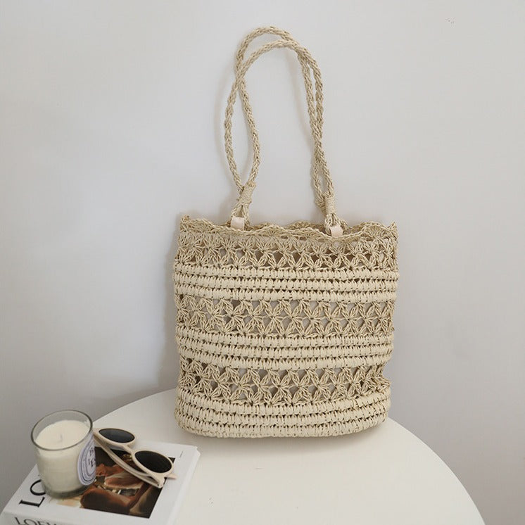 Hand-knotted beach bag in modern net design Skanto