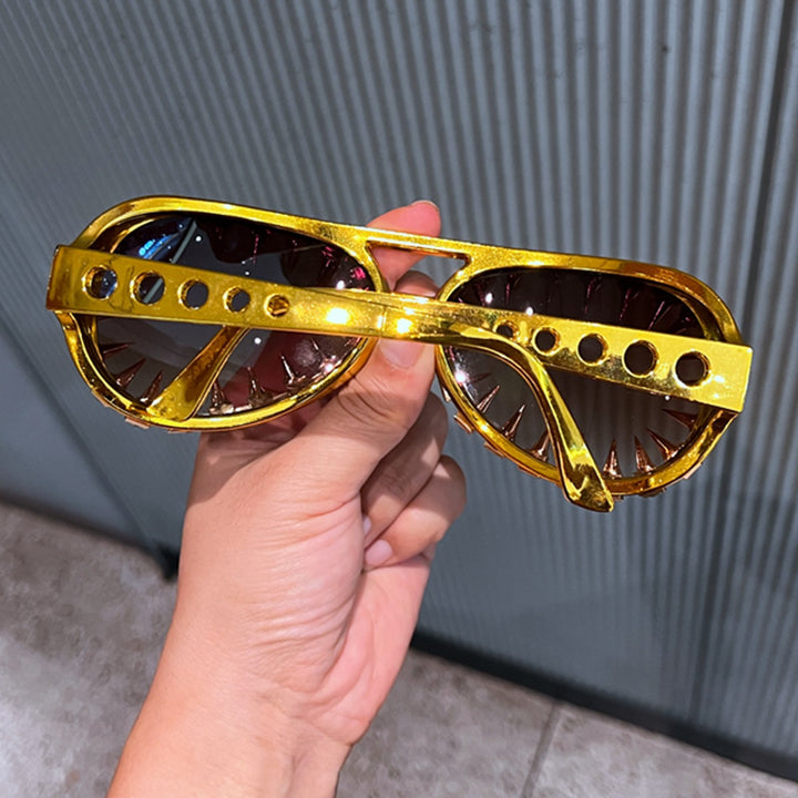Dame solbrille i futuristisk design med spisse krystalldekorasjoner Skanto