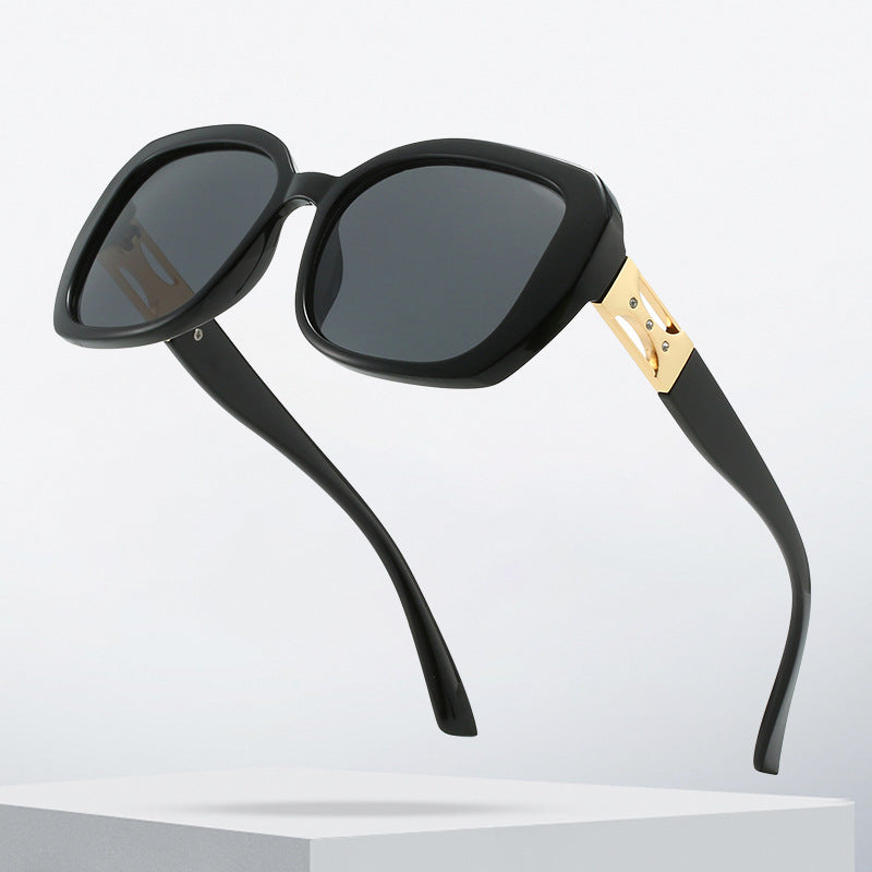 Dame Designer-solbrille med luksuriøst aksentuert ramme Skanto