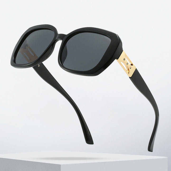 Dame Designer-solbrille med luksuriøst aksentuert ramme Skanto