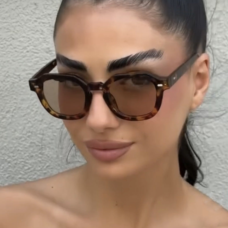 Women's sunglasses in modern design with polarized lenses Skanto