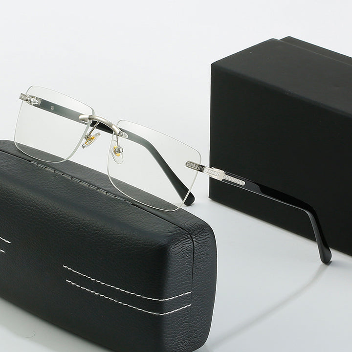 Dame moteriktig solbrille med stilren, firkantet ramme og elegante metallkanter Skanto