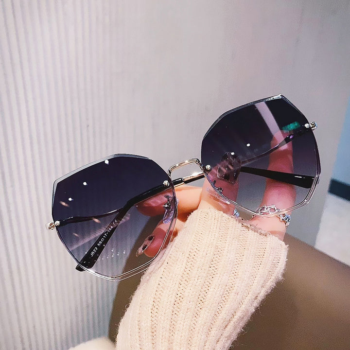 Dame oversized solbriller med stilfull, fasettert ramme Skanto
