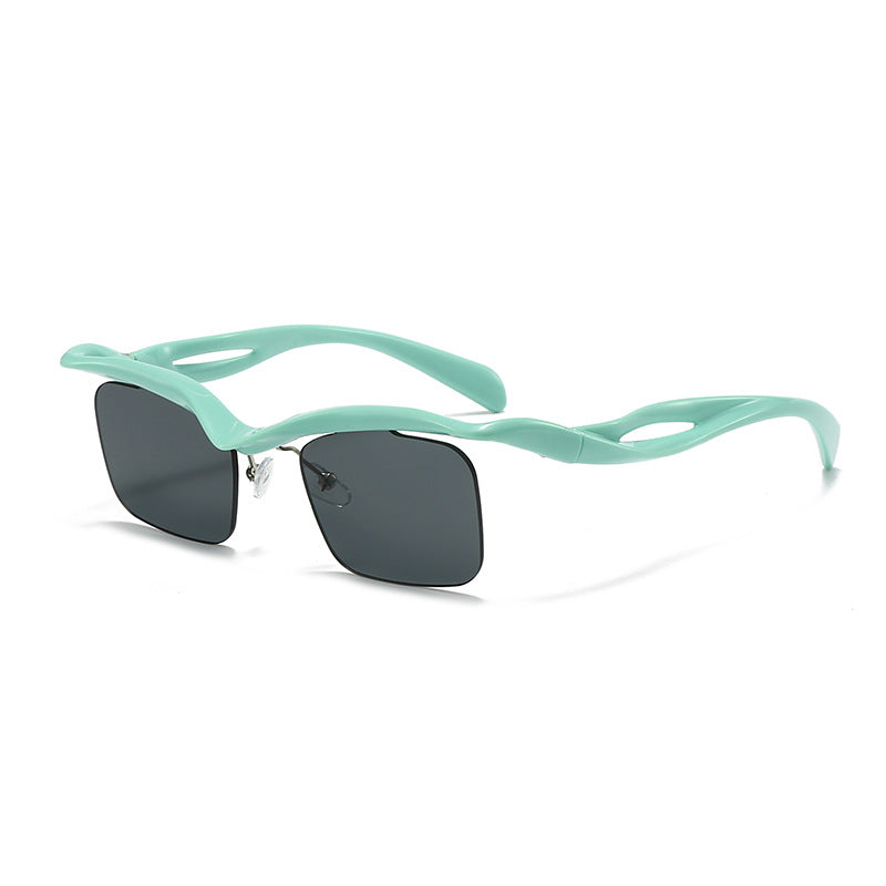 Dame moteriktig solbrille med innovativ ramme Skanto