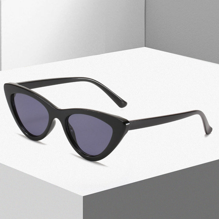 Dame Cat-Eye solbriller med futuristisk design og robust ramme Skanto
