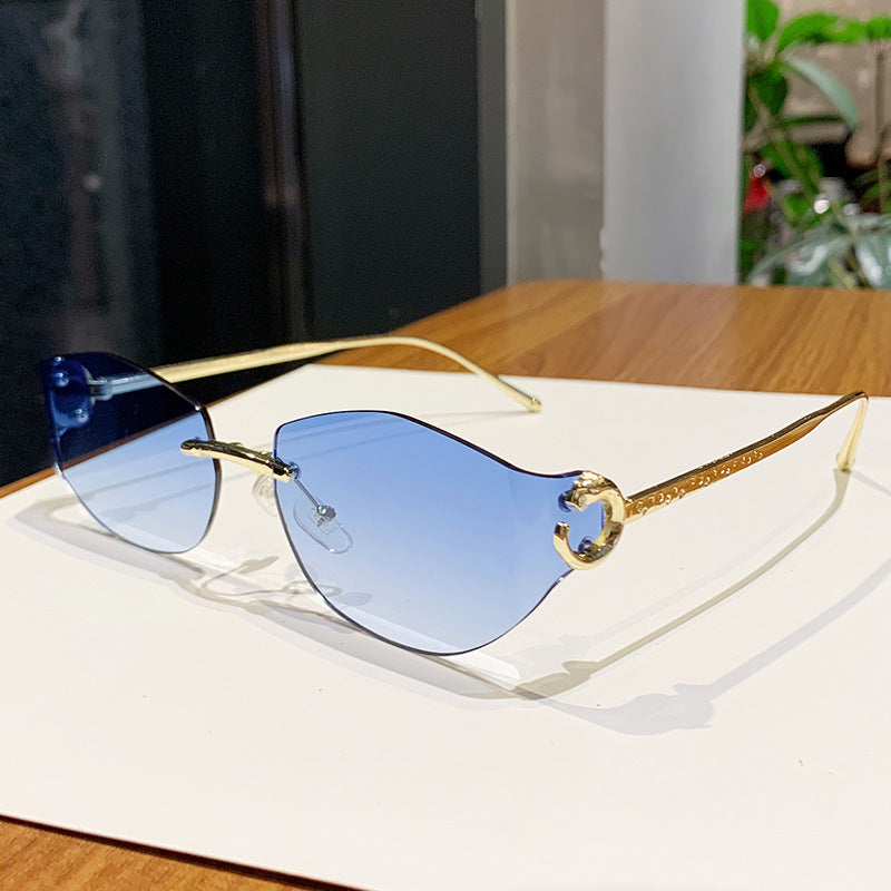Dame moteriktig solbrille med innovativt sjakkert design Skanto