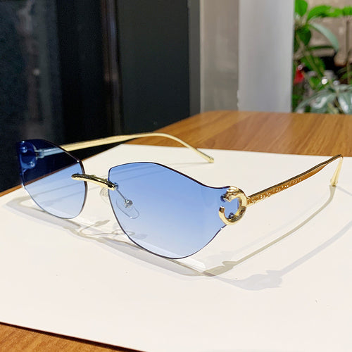 Dame moteriktig solbrille med innovativt sjakkert design Skanto