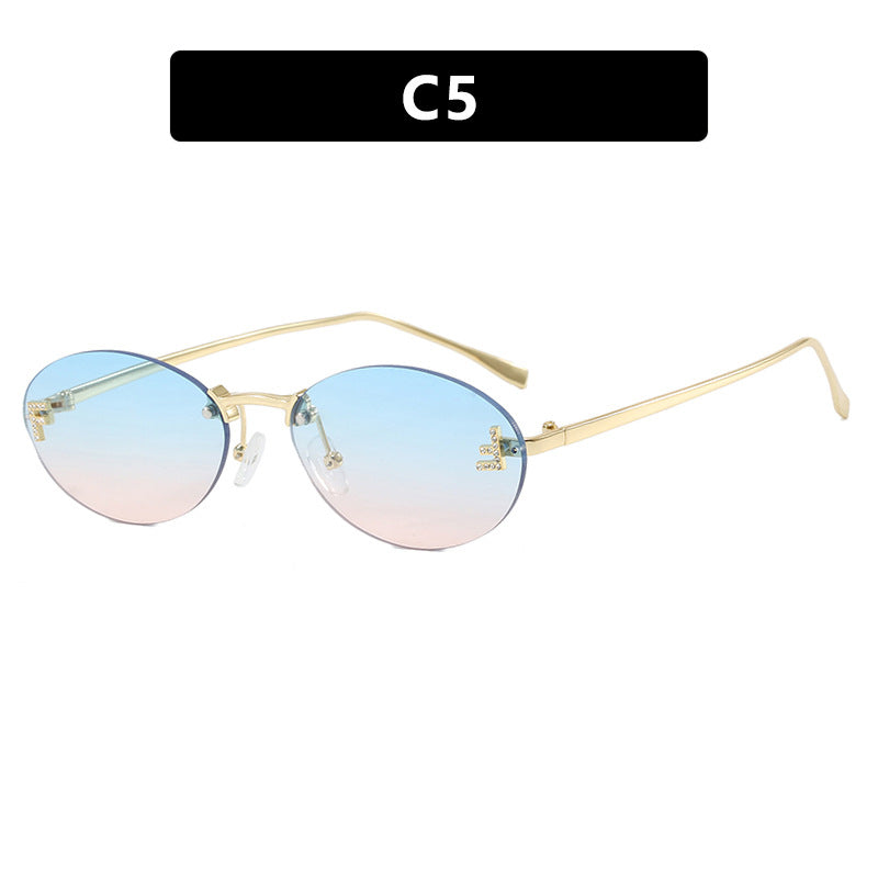 Dame moteriktig solbrille med elegant, speilreflekterende glassfront og filigran metallramme Skanto