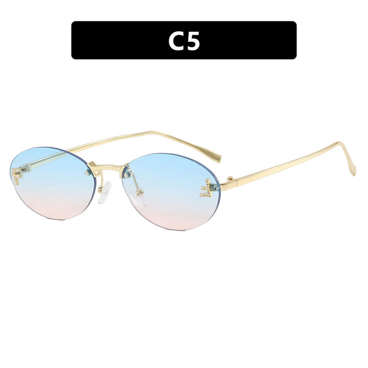 Dame moteriktig solbrille med elegant, speilreflekterende glassfront og filigran metallramme Skanto