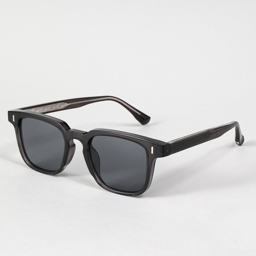 Dame solbrille i moderne statementstil med forsterket ramme Skanto