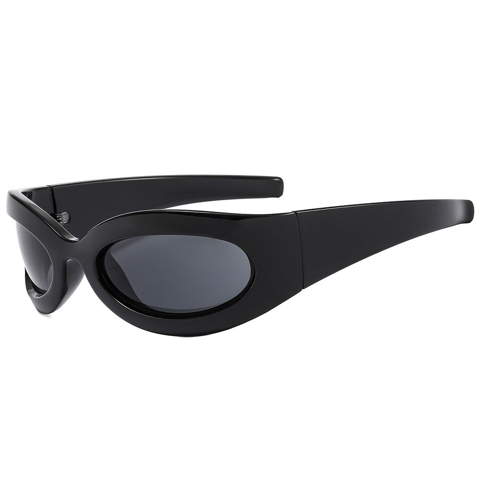 Dame moteriktig solbrille med oval ramme og moderne finish Skanto