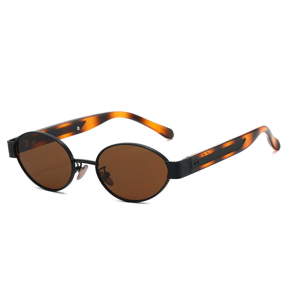 Dame solbrille i moderne, ovale ramme med harmonisk fargekombinasjon Skanto