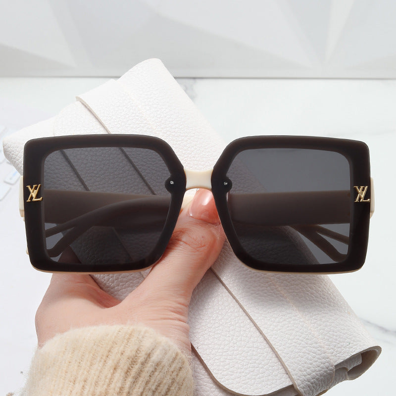 Damen moteriktig firkantet solbrille med elegant design Skanto