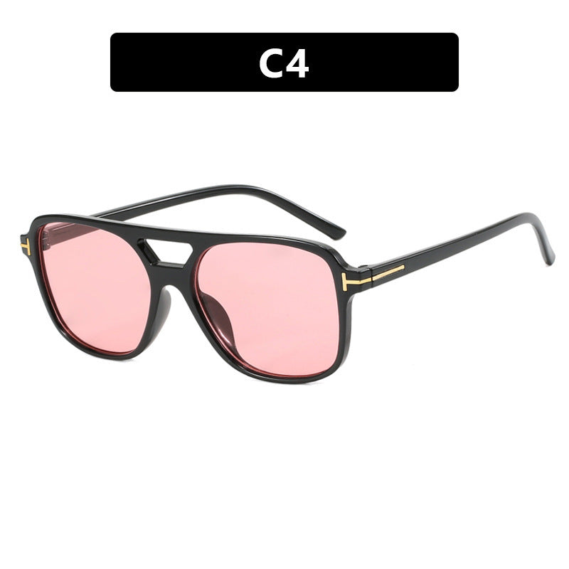Dame moteriktig solbrille i stilfull ramme Skanto