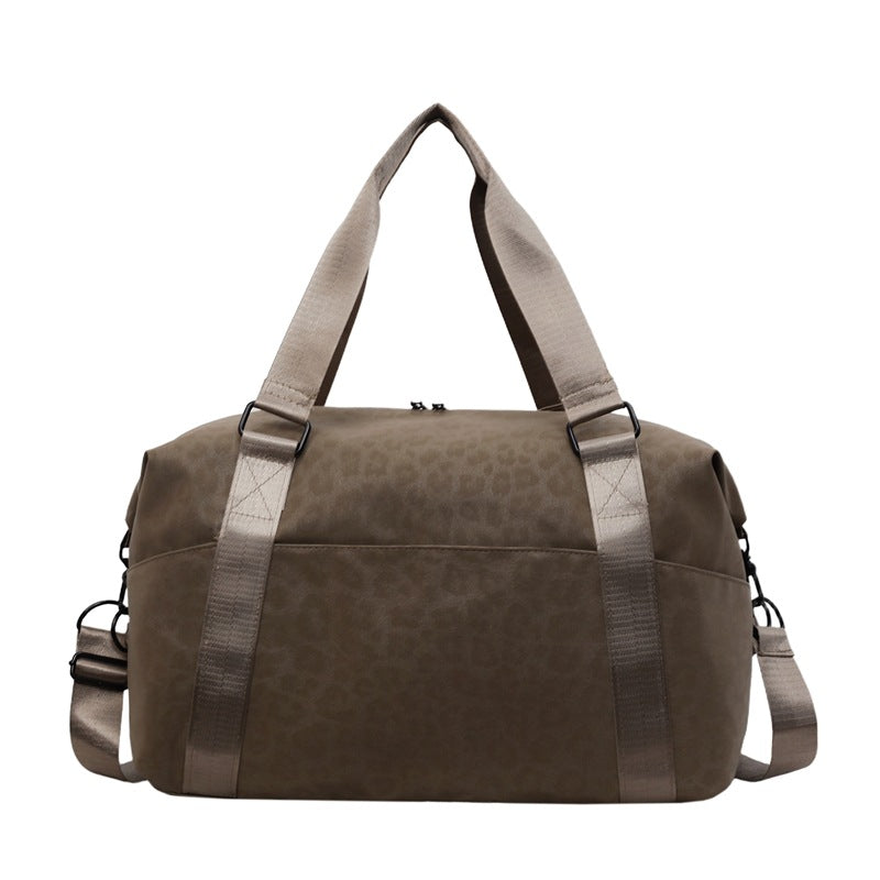 Sporty duffel bag with animal print and practical carrying options Skanto