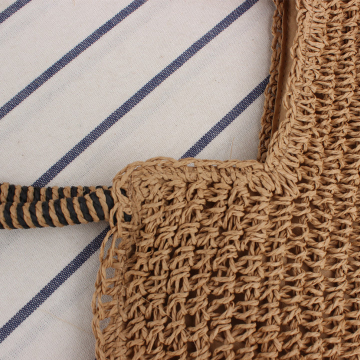 Håndlaget bast-crossbody veske med strukturert design Skanto