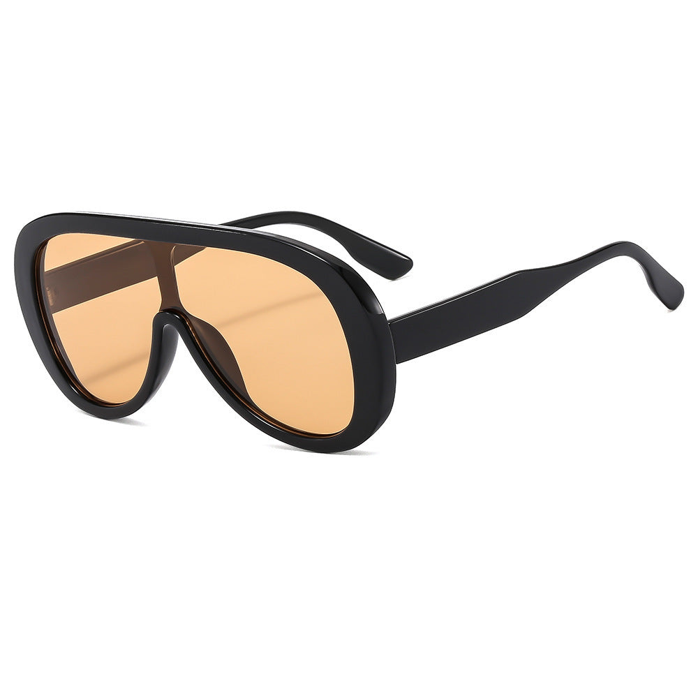 Dame moteriktig solbrille med bred ramme Skanto