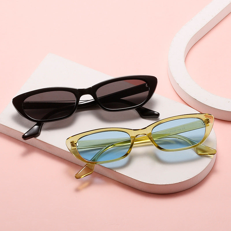 Dame moderne solbriller i trendy cat-eye-stil med gjennomsiktig ramme Skanto