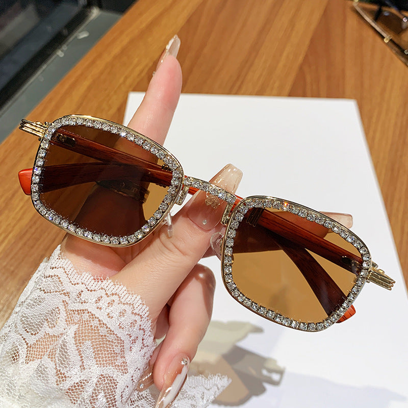 Dame solbrille med strassbesatt ramme og moderne tre-design Skanto