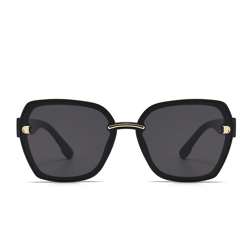 Dame solbrille med stilfull, kvadratisk ramme og elegante detaljer Skanto