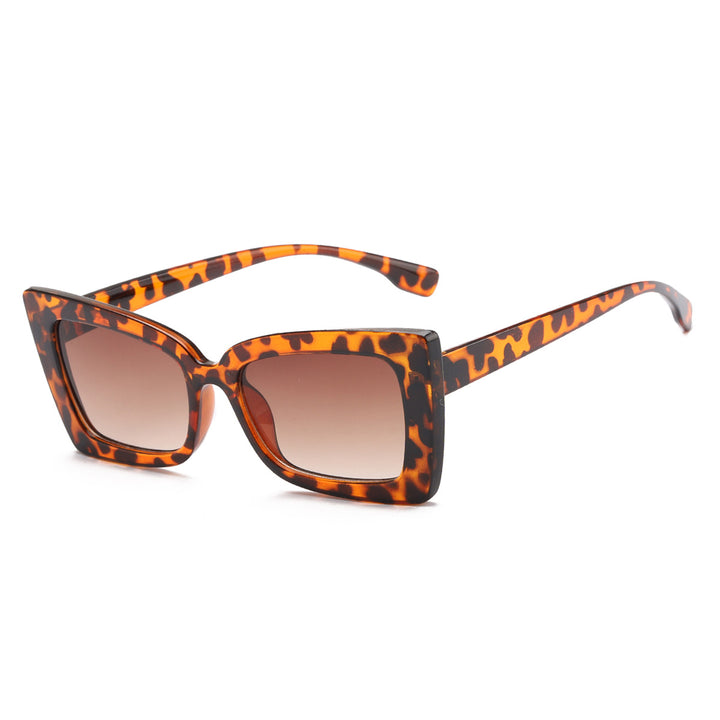 Dame moteriktig solbrille med bred ramme og markant design Skanto