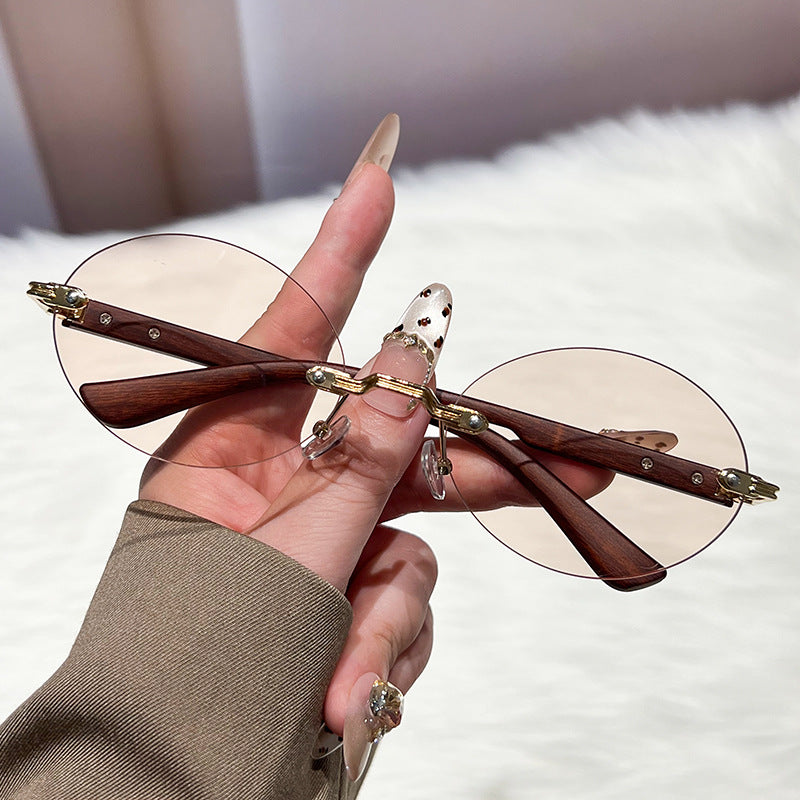 Dame moteriktig og elegant solbrille med ovalt design Skanto