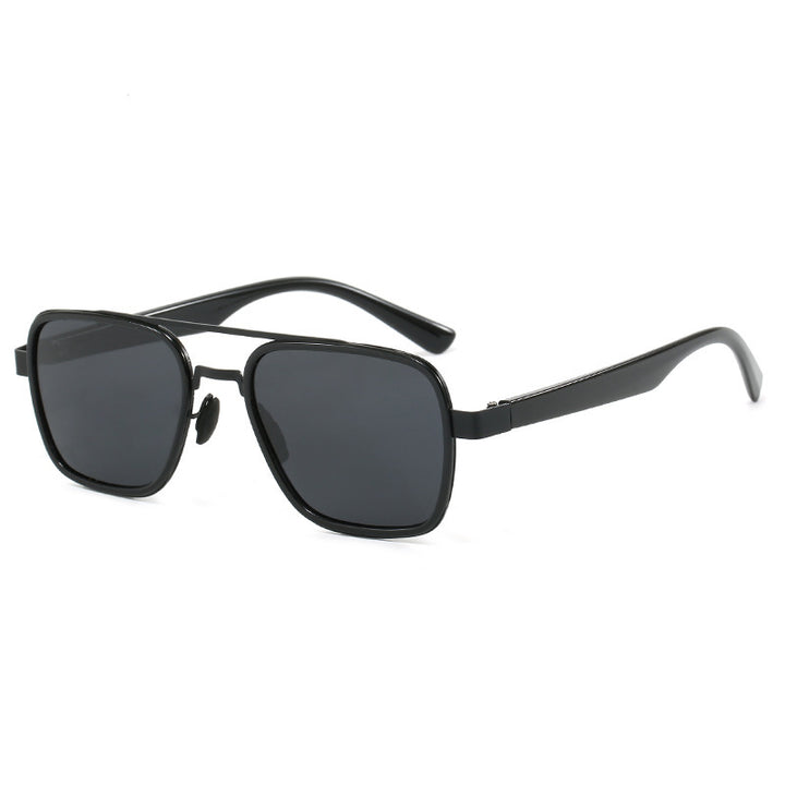 Dame moteriktig solbrille med firkantet ramme og innovative linser Skanto