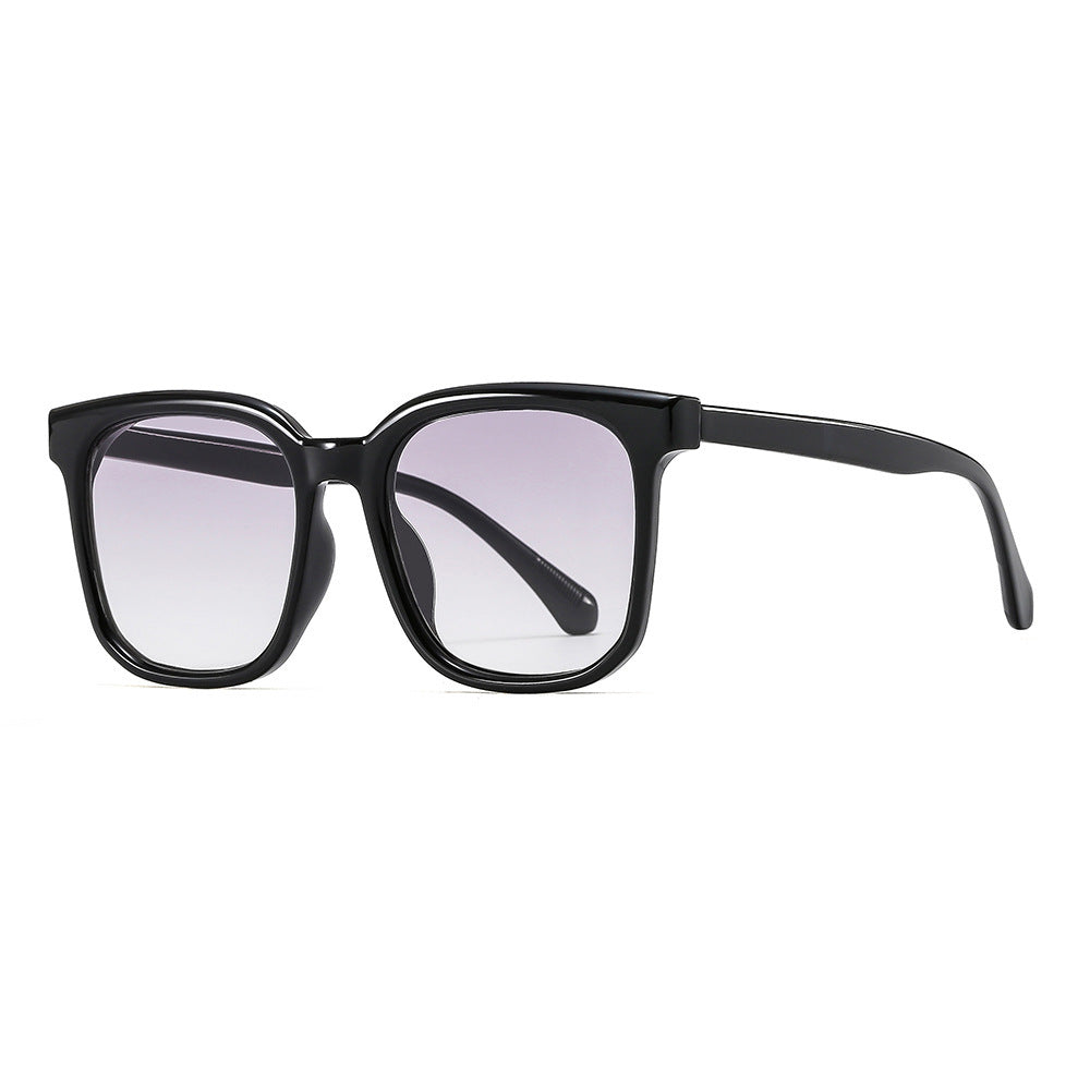 Dame solbrille med moderne, firkantet ramme og UV-beskyttelse Skanto