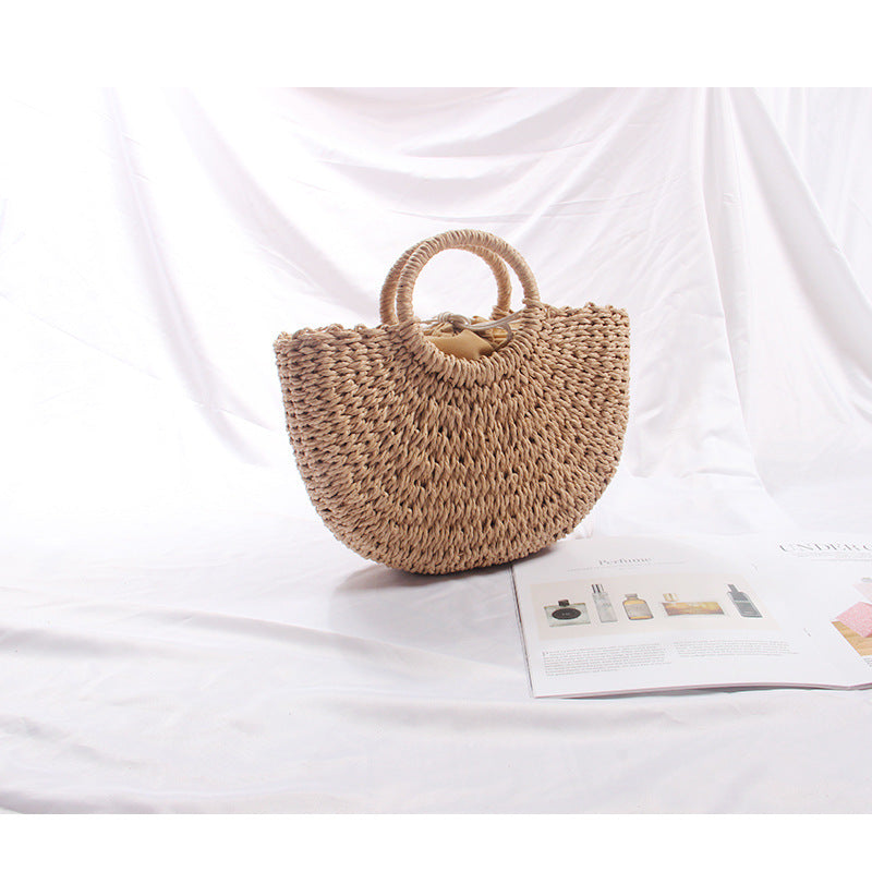 Generous basket bag with charming round handle Skanto