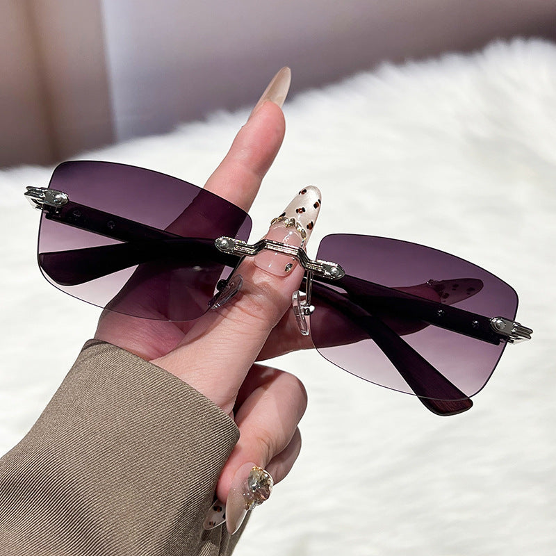 Dame ekstravagant moteriktig solbrille med innovativ ramme Skanto