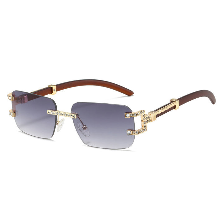 Dame designer solbrille med unik smykkedetalj Skanto