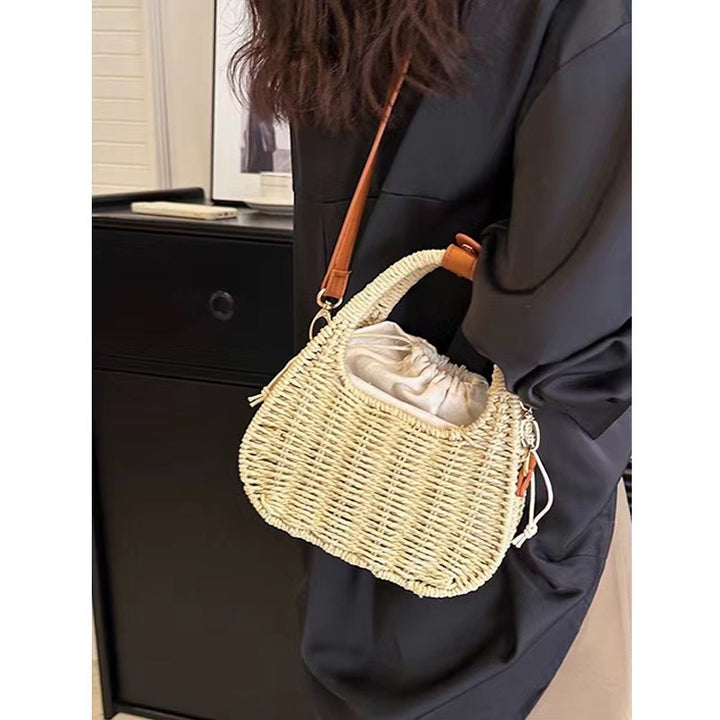 Modern Rattan Bag with Elegant Leather Detail Skanto
