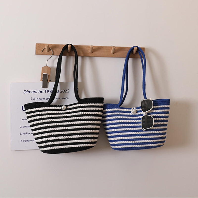 Trendy handbag with stylish stripes Skanto