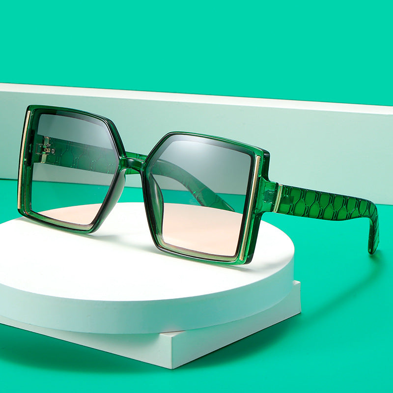 Damer fashionable solbriller i retro-inspirert design Skanto