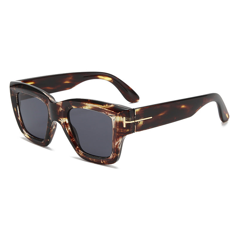Dame moteriktig firkantet solbrille med UV-beskyttelse og elegant design Skanto