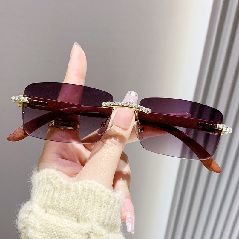 Dame elegant solbrille med unik ramme Skanto