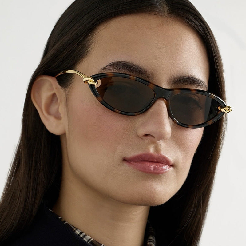 Women's Cat-Eye Sunglasses with Elegant Metal Frame and Protective UV Filter Skanto