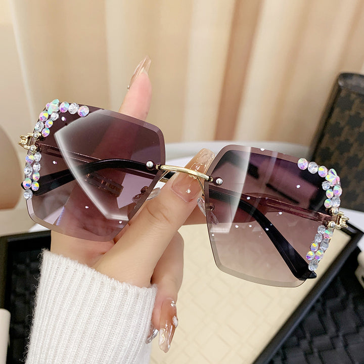 Dame solbrille med ekstravagant strassramme Skanto
